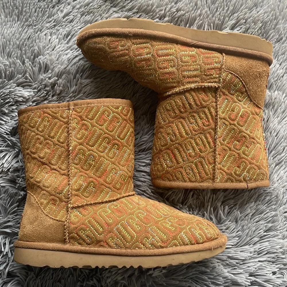 UGG Kids' Classic II Graphic Stitch Short Boot